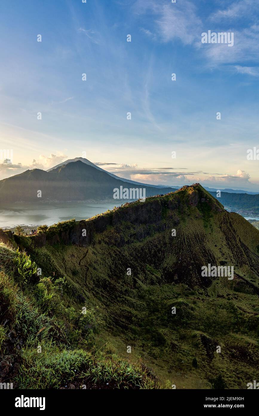 Vue panoramique sur la crête du volcan du Mont Batur au Mont Agung Banque D'Images