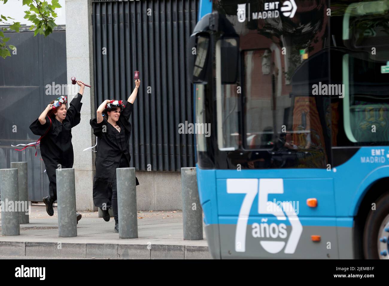 Madrid, SPAI; 27.06.2022.- des militants de Femen España protestent devant l'ambassade des États-Unis d'Amérique à Madrid en faveur de l'avortement et contre la décision prise par la Cour suprême avec les voix de juges conservateurs qu'il n'y a pas de droit constitutionnel à l'avortement, l'autoriser ou non. fin des états de grossesse. Photo: Juan Carlos Rojas Banque D'Images