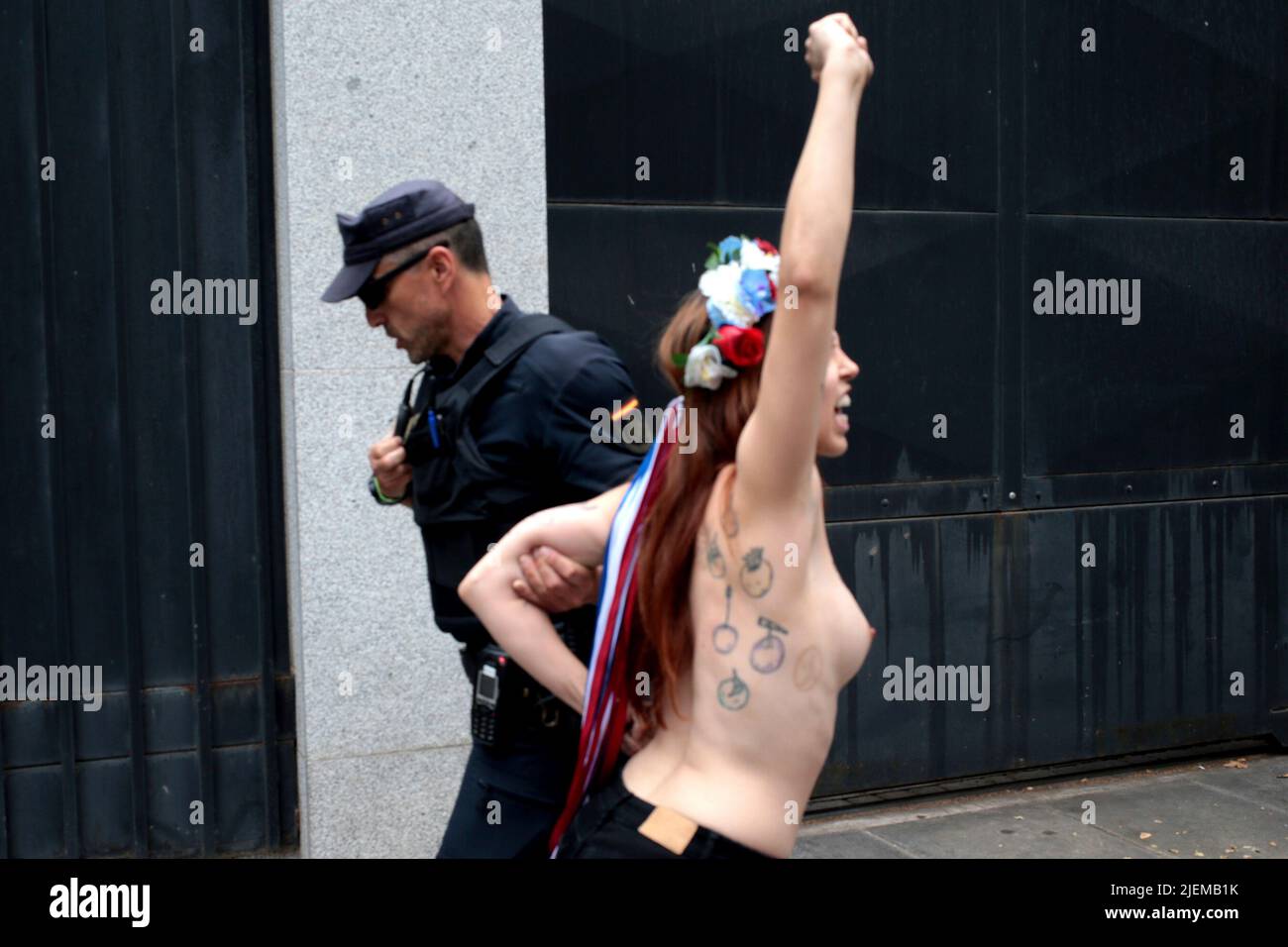 Madrid, SPAI; 27.06.2022.- des militants de Femen España protestent devant l'ambassade des États-Unis d'Amérique à Madrid en faveur de l'avortement et contre la décision prise par la Cour suprême avec les voix de juges conservateurs qu'il n'y a pas de droit constitutionnel à l'avortement, l'autoriser ou non. fin des états de grossesse. Photo: Juan Carlos Rojas Banque D'Images