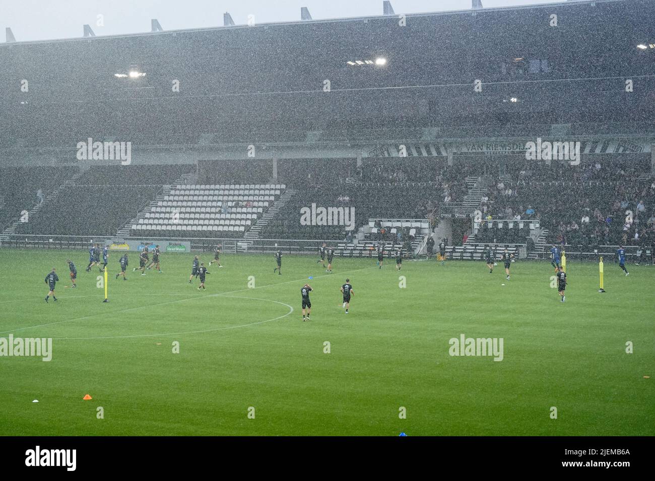 ALMELO, PAYS-BAS - JUIN 27: Les joueurs d'Heracles Almelo courent à l'intérieur en raison d'un orage lors de la première session d'entraînement de la saison 2022-2023 des Heracles Almelo à l'Erve Asito sur 27 juin 2022 à Almelo, pays-Bas (photo de René Nijhuis/Orange Pictures) Banque D'Images