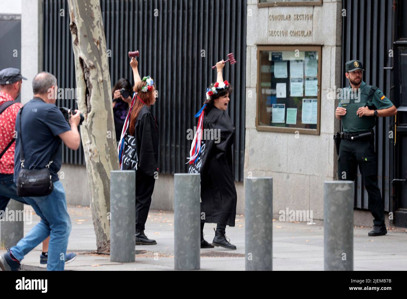 Madrid, SPAI; 27.06.2022.- des militants de Femen España protestent devant l'ambassade des États-Unis d'Amérique à Madrid en faveur de l'avortement et contre la décision prise par la Cour suprême avec les voix de juges conservateurs qu'il n'y a pas de droit constitutionnel à l'avortement, l'autoriser ou non. fin des états de grossesse. Photo: Juan Carlos Rojas Banque D'Images