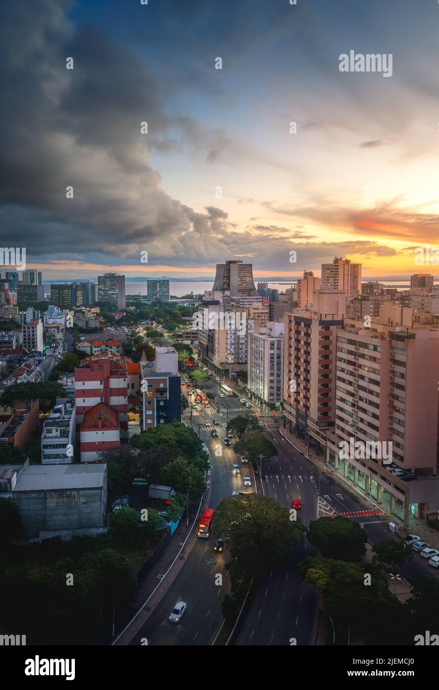Vue aérienne de Porto Alegre au coucher du soleil avec Rio Grande do Sul State administrative Building - Porto Alegre, Rio Grande do Sul, Brésil Banque D'Images
