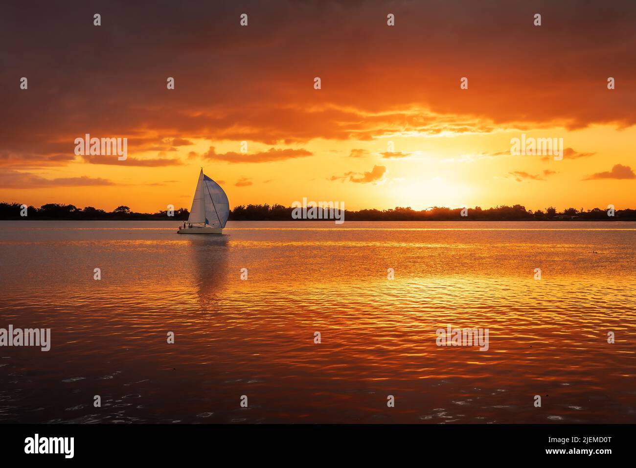 Coucher de soleil sur la rivière Guaiba avec bateau à voile - Porto Alegre, Rio Grande do Sul, Brésil Banque D'Images