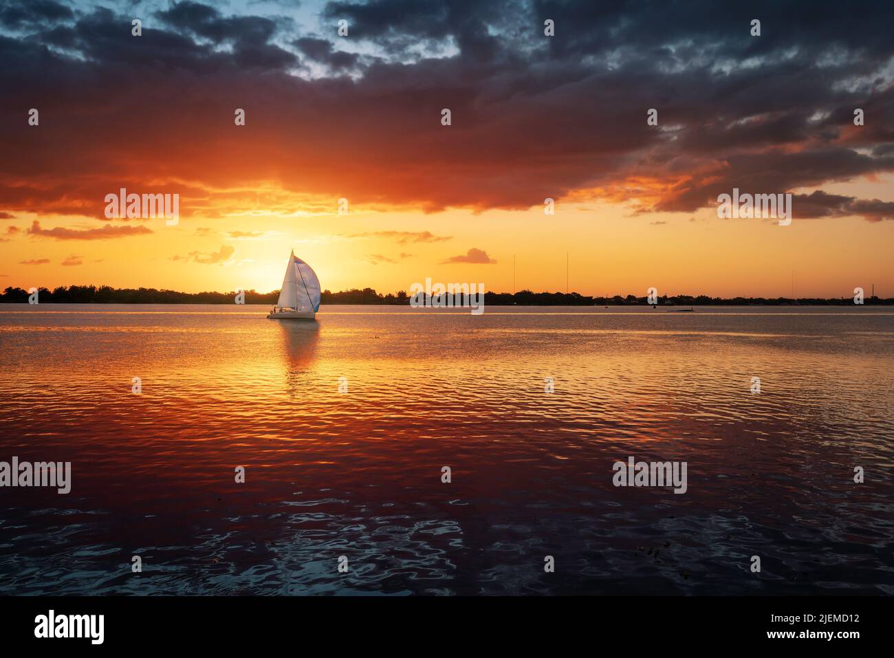 Coucher de soleil sur la rivière Guaiba avec bateau à voile - Porto Alegre, Rio Grande do Sul, Brésil Banque D'Images
