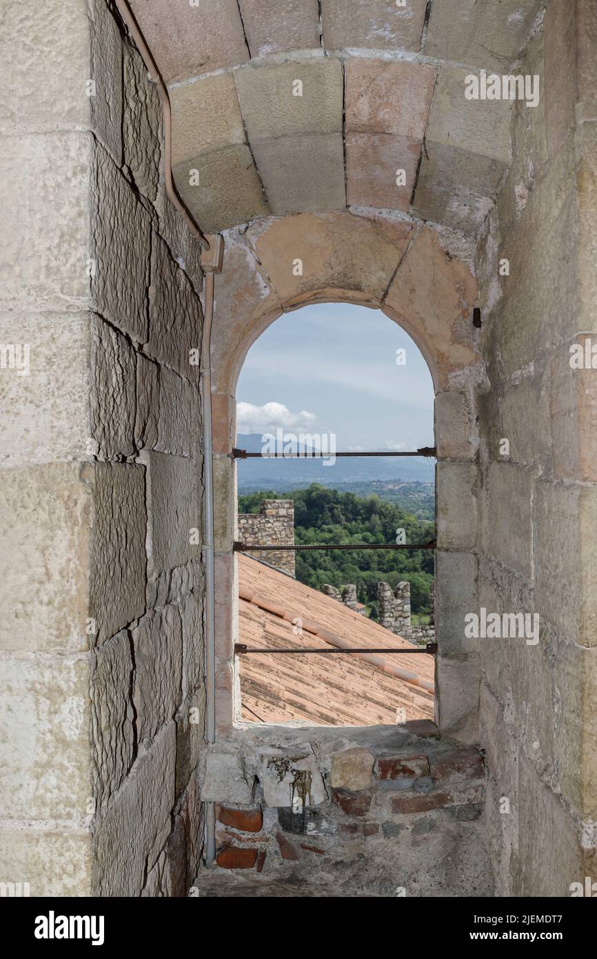 Angera, Italie - 4 juin 2022 : dans le château de Borromeo (Rocca di Angera). Banque D'Images