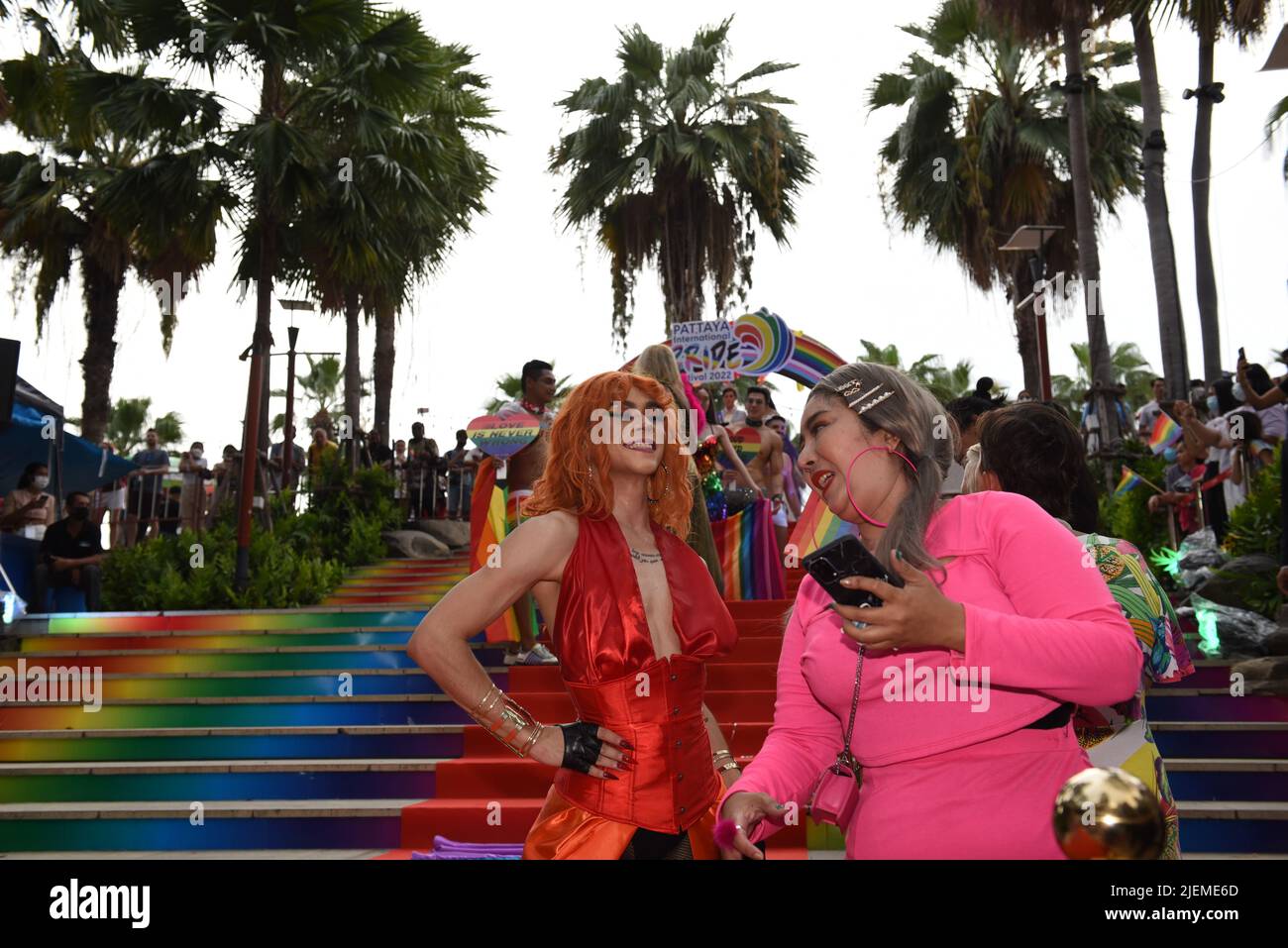 Pattaya, Chonburi, Thaïlande. 25th juin 2022. Les membres et alliés de la communauté LGBTQ participent à Pride à l'événement « Pattaya International Pride Festival 2022 » sur Pattaya second Road. Marcher jusqu'à Beach Road, Pattaya, province de Chonburi, Thaïlande pour célébrer le mois de la fierté et soutenir l'égalité des sexes. (Credit image: © Teera Noisakran/Pacific Press via ZUMA Press Wire) Banque D'Images