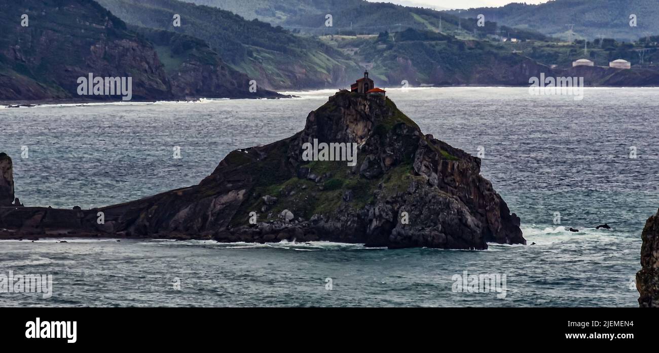 Vue sur l'ermitage de San Juan de Gaztelugatxe, avec la mer en arrière-plan Banque D'Images