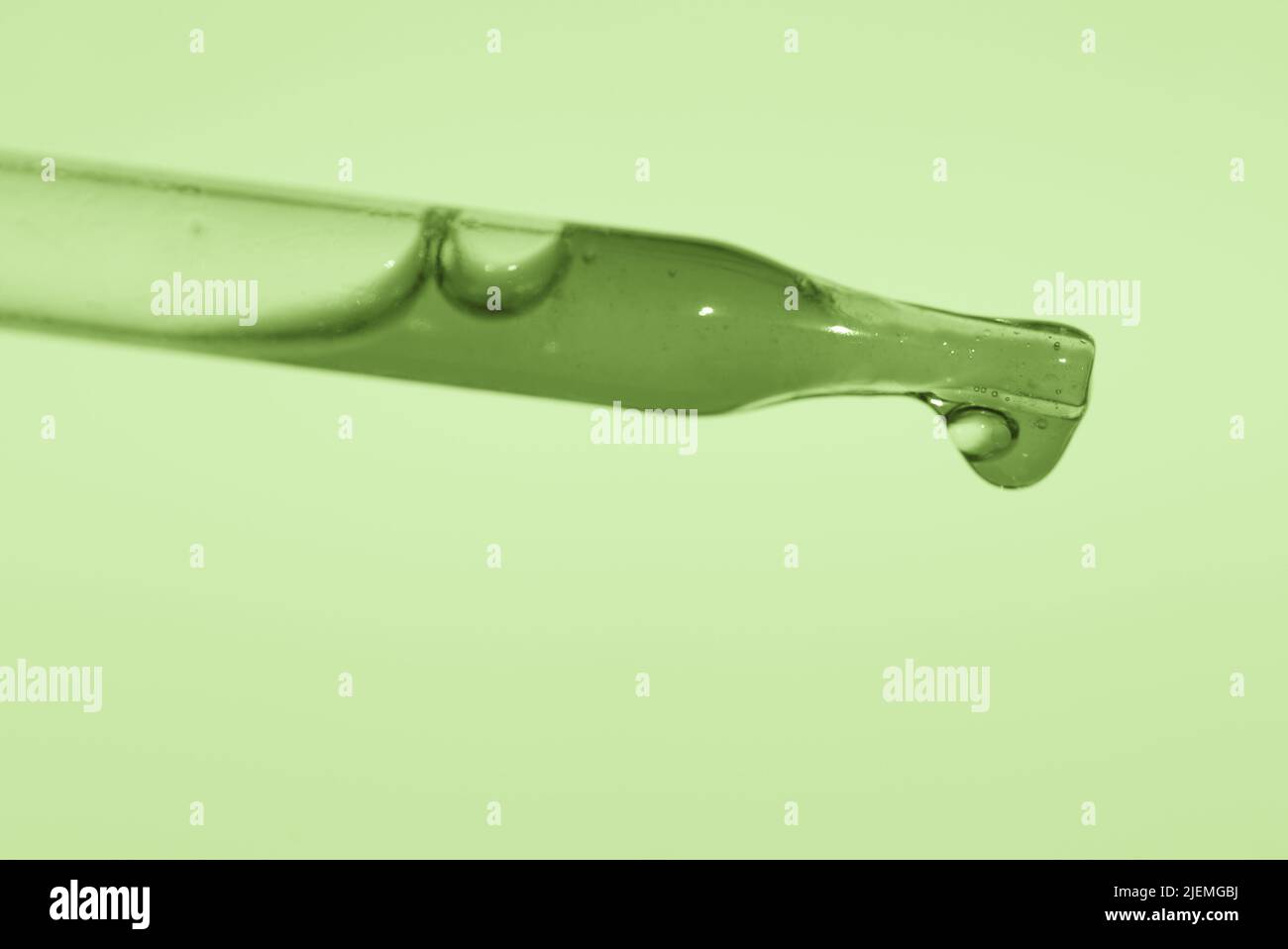 Peinture acrylique verte dans une pipette. L'art fluide d'ebru. Mélange de peintures. Art contemporain peinture fluide, texture abstraite, technique artistique. Photo de haute qualité Banque D'Images