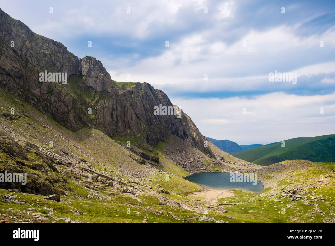 Clogwyn du'r Arddu fait des rochers au-dessus de Llyn du'r Arddu dans le MCG Brwynog sur les pentes de Snowdon dans les montagnes du parc national de Snowdonia Gwynedd North Wales UK Banque D'Images