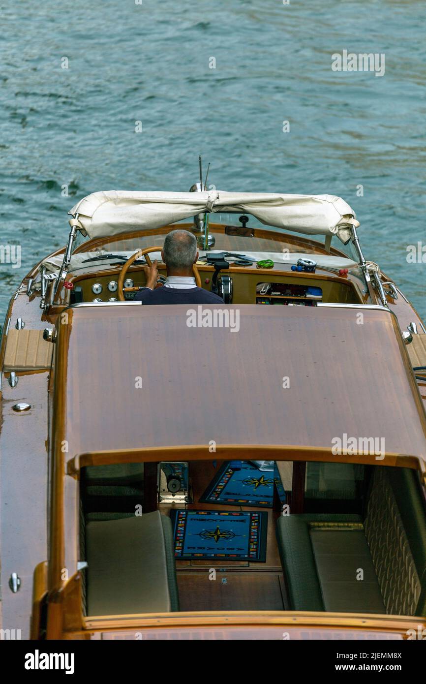 Venise, Italie - 06 09 2022: Bateau-taxi rétro en bois à Venise, un jour d'été. Banque D'Images