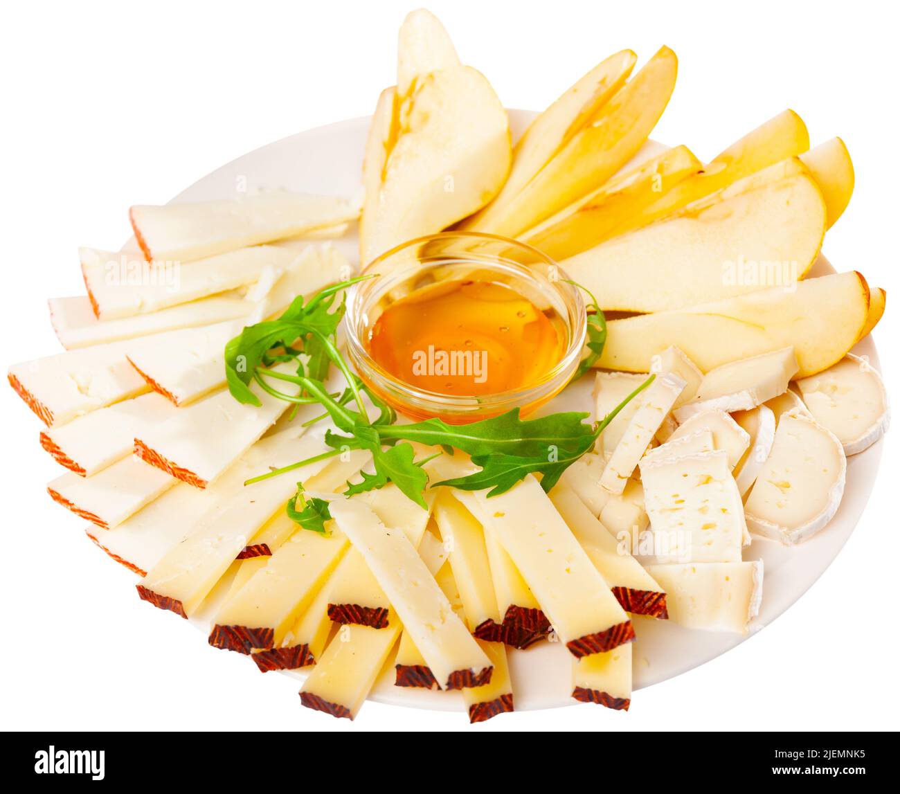Différents types de fromage tranchés et servis sur l'assiette Banque D'Images