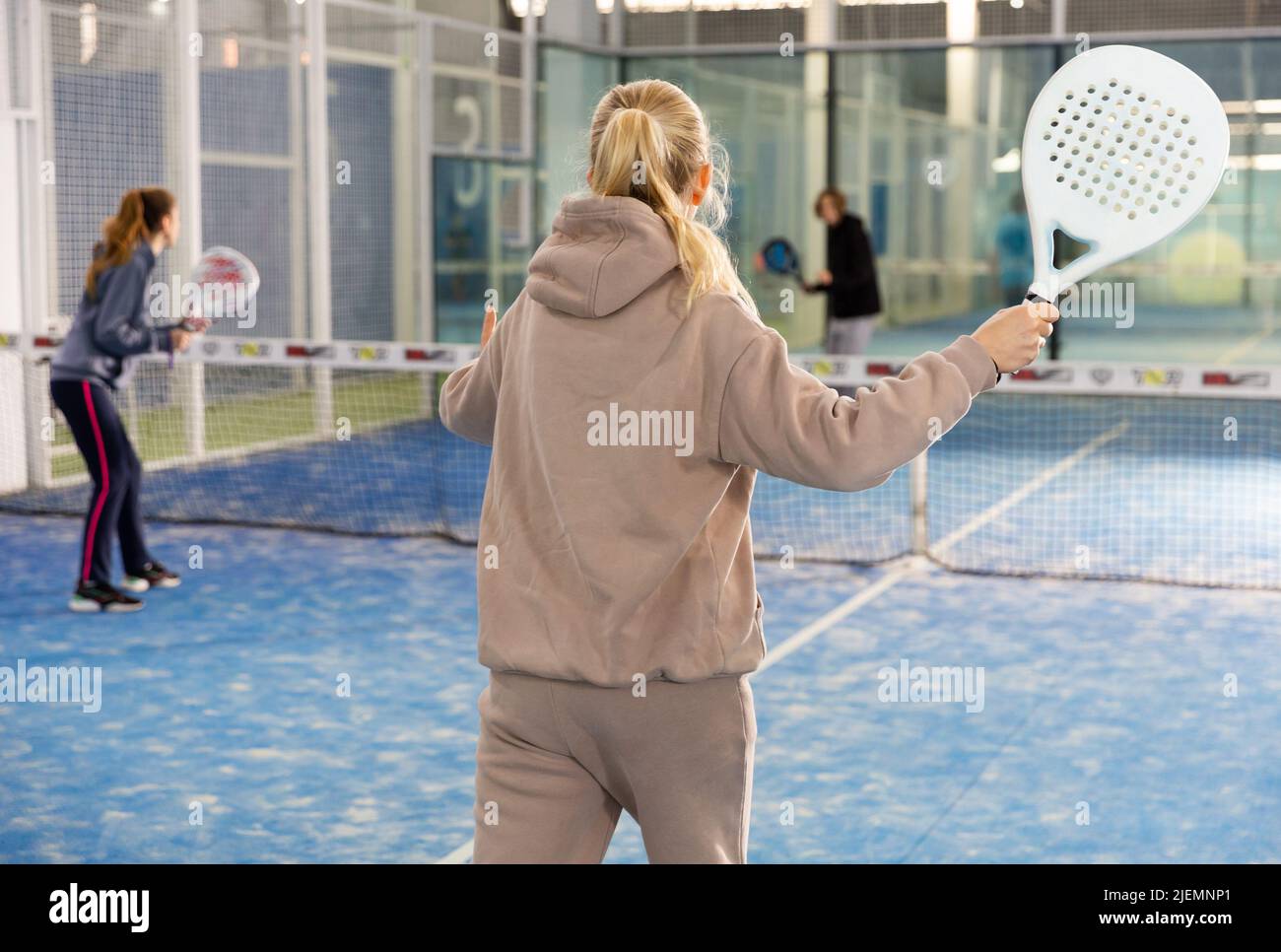 Joueurs de padel, femme jouant à un match sur le terrain au centre de fitness Banque D'Images