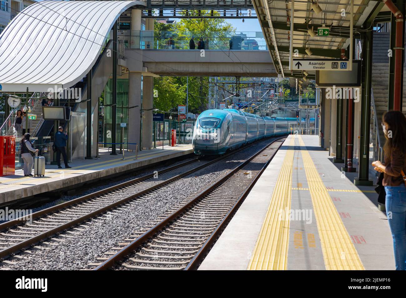 Le système ferroviaire à grande vitesse de la Turquie. Yuksek Hizli Tren ou YHT ou train à grande vitesse dans la gare de Bostanci à Kadikoy. Istanbul Turquie - 5.10.2022 Banque D'Images