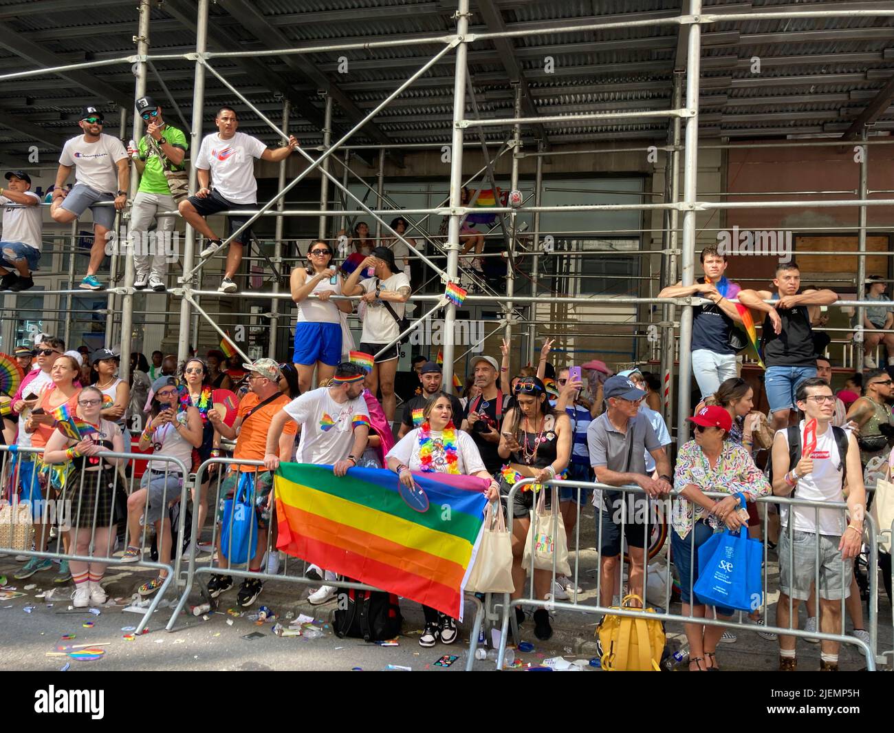 Des milliers de marcheurs et des millions de spectateurs ont convergé sur la parade de la fierté gay à New York le dimanche, 26 juin. 2022. Le défilé était de retour en force après avoir été annulé et réduit après deux ans en raison des restrictions de la COVID-19. (© Frances M. Roberts) Banque D'Images