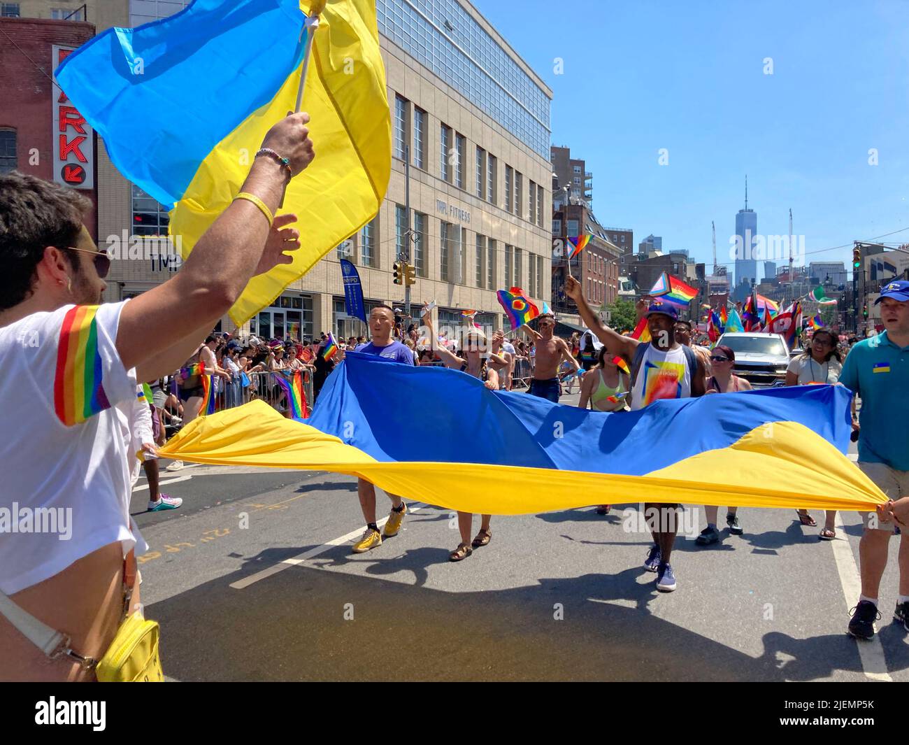 Les supporters de l'Ukraine à la gay Pride Parade à New York dimanche, 26 juin. 2022. Le défilé était de retour en force après avoir été annulé et réduit après deux ans en raison des restrictions de la COVID-19. (© Frances M. Roberts) Banque D'Images