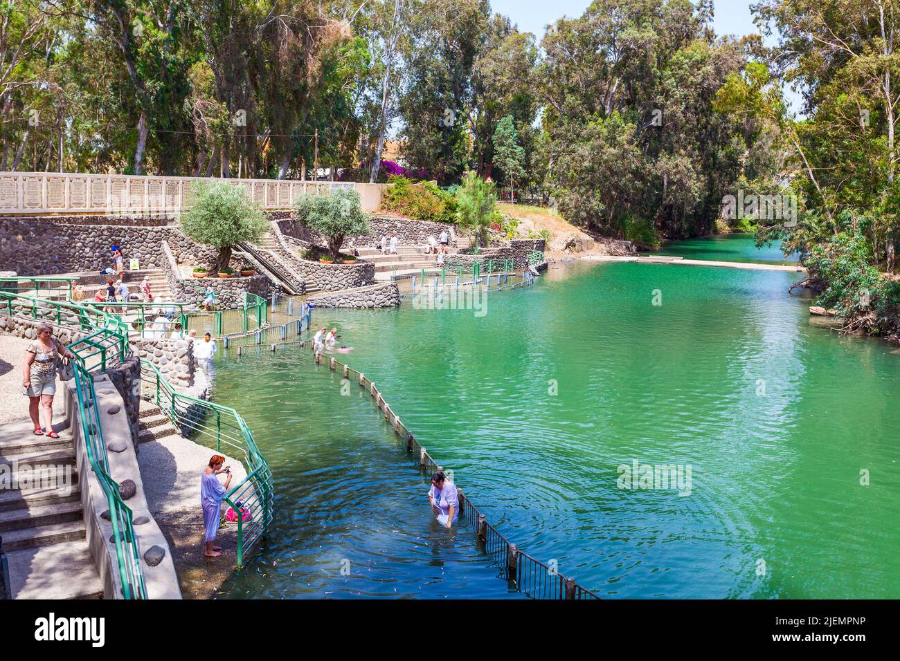 Yardenit, Israël - 19 mai 2009 : pèlerins chrétiens au site baptismal de Yardenit situé le long du Jourdain Banque D'Images