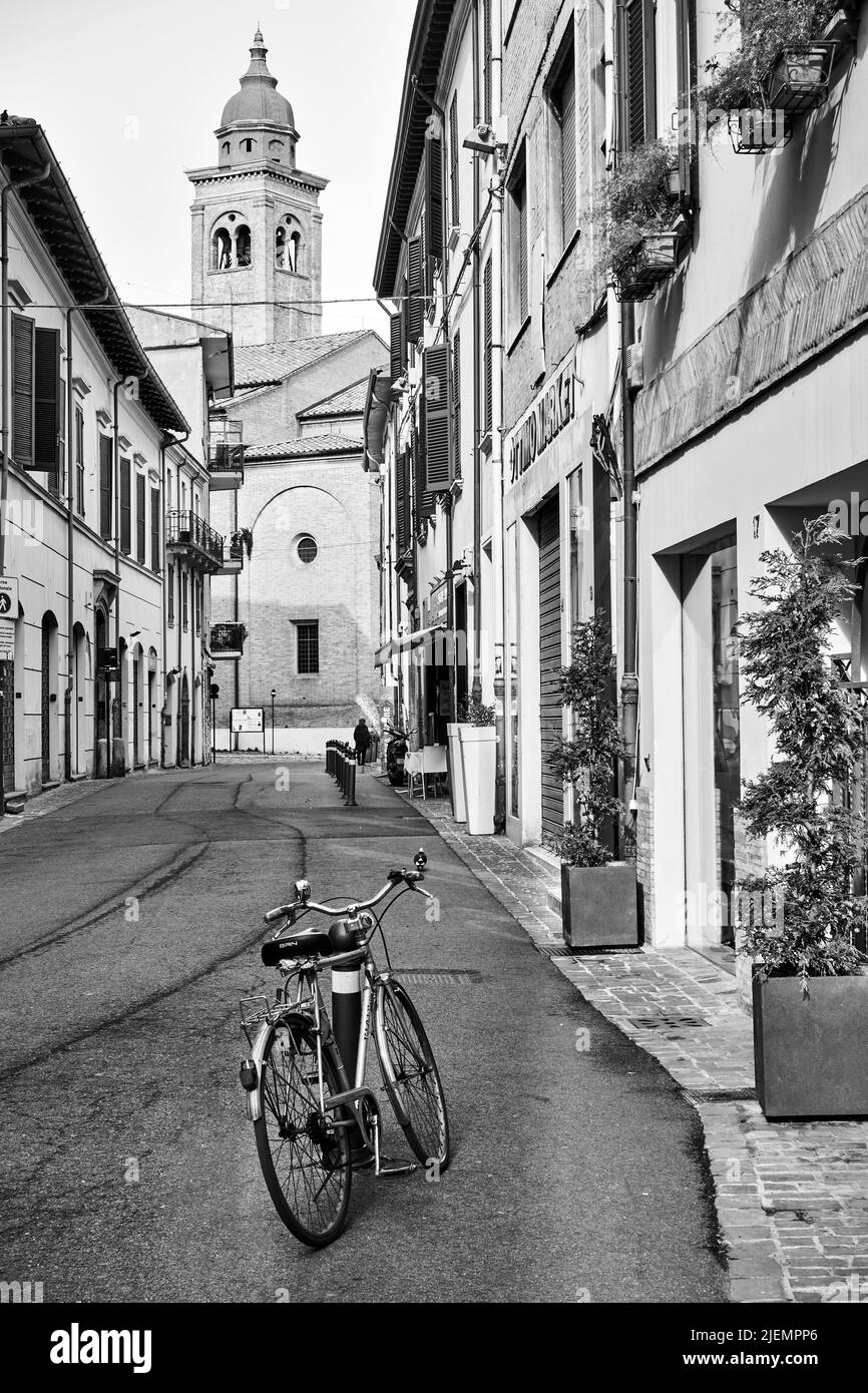 Rimini, Italie - 29 février 2020: Rue dans la vieille ville de Rimini. Photographie en noir et blanc, paysage urbain Banque D'Images