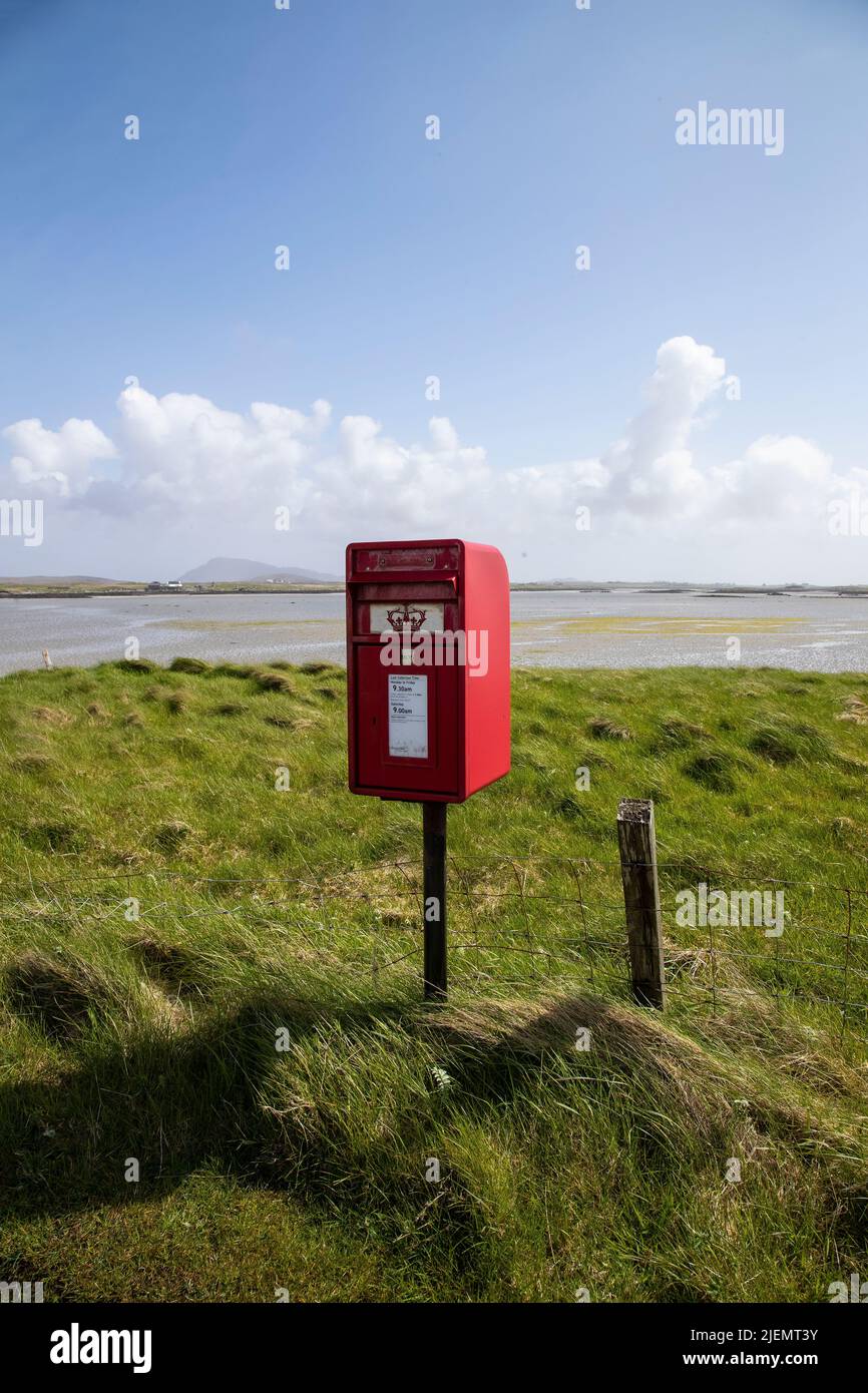 Coffret pilier traditionnel en fonte rouge sur un poste extérieur à distance dans l'Uist du Nord. Outer Hebrides, Écosse pour la collecte de courrier de routine Banque D'Images