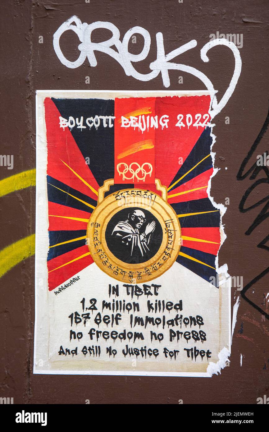 Affiche déchirée appelant au boycott des Jeux Olympiques de Beijing 2022 à Greenwich Village de New York, États-Unis d'Amérique Banque D'Images