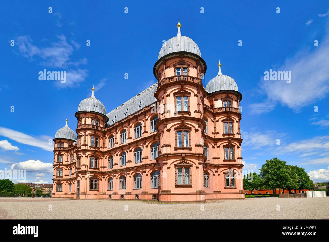 Château de la Renaissance appelé 'Schloss Gottesaue' dans la ville de Karlsruhe en Allemagne. Siège de l'Université de musique de Karlsruhe Banque D'Images