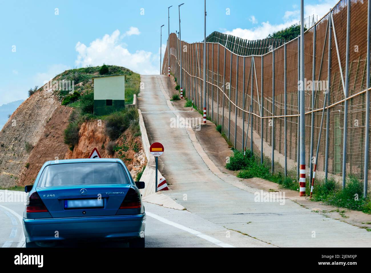 La clôture frontalière de Melilla fait partie de la frontière Maroc–Espagne dans la ville de Melilla. Construit par l'Espagne, son but déclaré est d'arrêter les im illégaux Banque D'Images