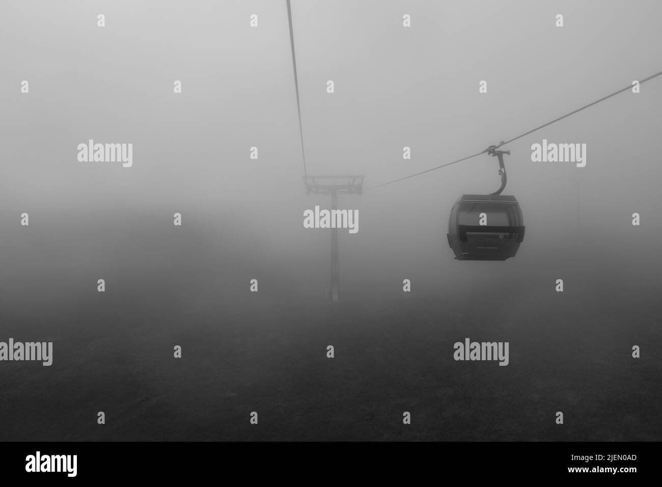 Télécabine dans le brouillard Banque D'Images