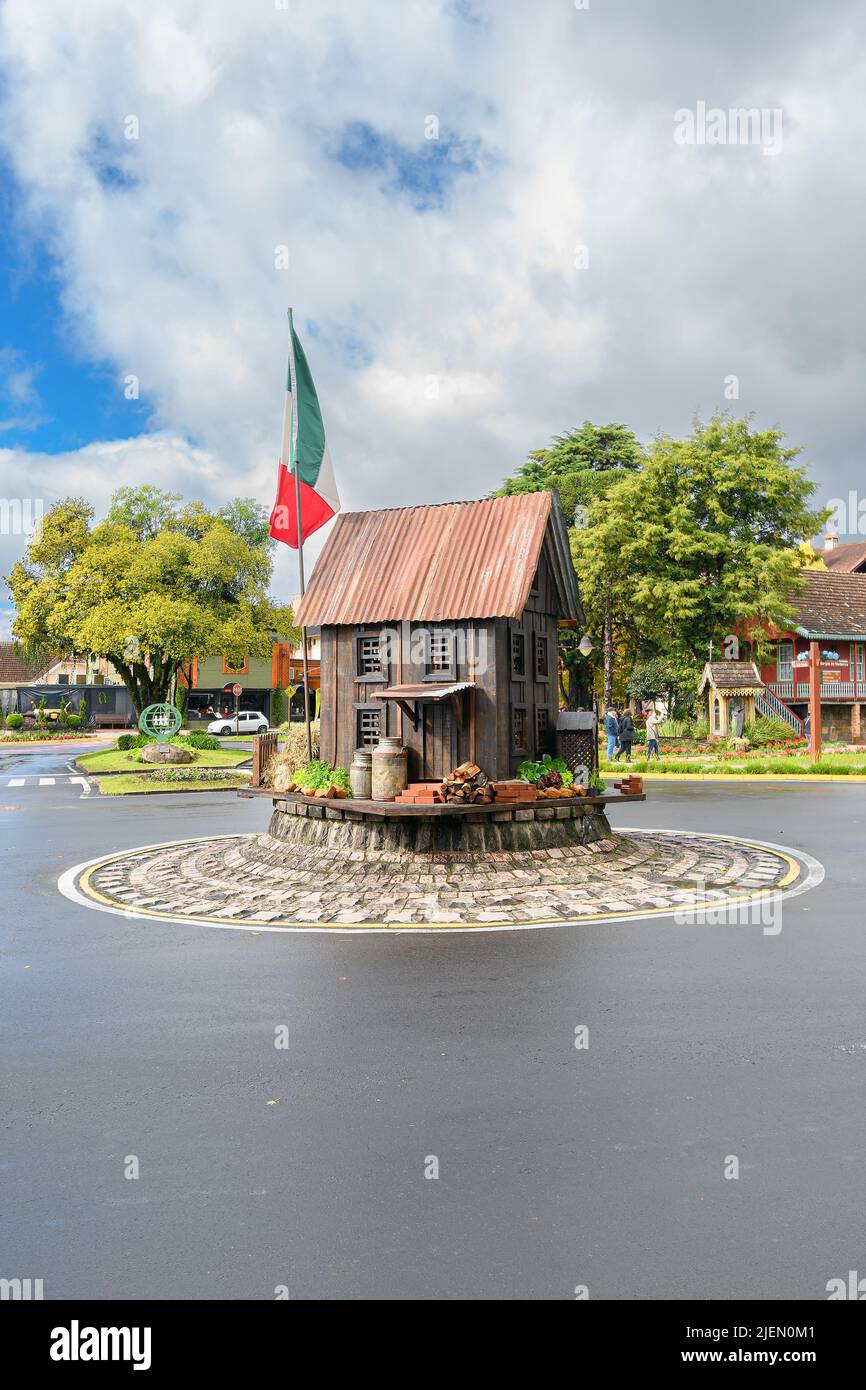Gramado, RS, Brésil - 17 mai 2022: Mini maison thématique avec un drapeau italien au milieu du rond-point en face de la place Praca das Etnias. Banque D'Images