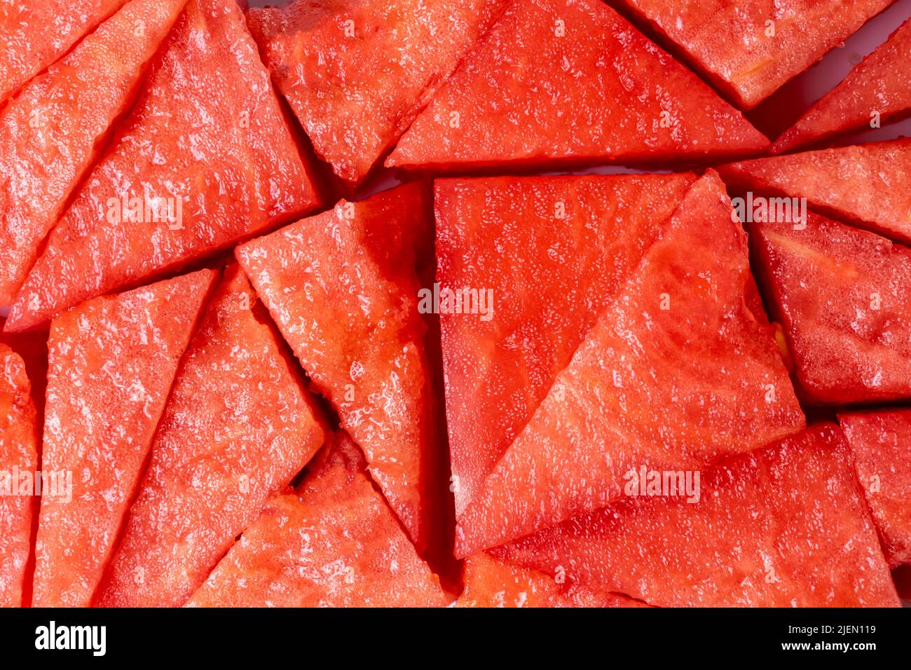 Texture des tranches de pastèque rouge sans graines vue du dessus Banque D'Images