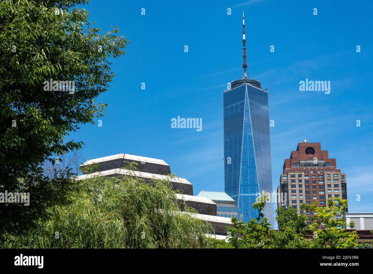 One World Trade Center domine le musée du patrimoine juif de Battery Park City, New York City, USA 2022 Banque D'Images