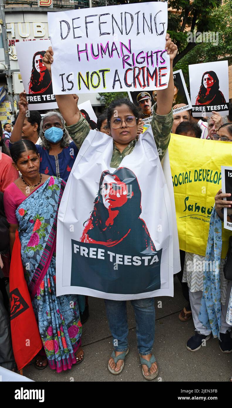 Mumbai, Inde. 27th juin 2022. Un manifestant tient un écriteau tout en portant une affiche peinte avec la photo d'une activiste Teesta Setalvad pendant la démonstration exigeant pour sa libération. Teesta Setalvad, militante, a été arrêtée par la police du Gujarat contre le terrorisme Squad (ATS) de son domicile de Mumbai pour avoir fabriqué des faits, donné des témoins pour encadrer des personnes dans le cadre de 2002 cas d'émeutes au Gujarat. Crédit : SOPA Images Limited/Alamy Live News Banque D'Images