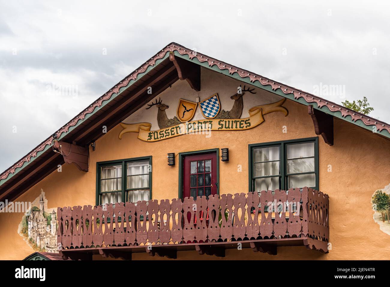 Helen, Etats-Unis - 5 octobre 2021: Village bavarois de Helen, Géorgie avec fermeture de balcon sur le bâtiment traditionnel avec panneau pour Fossen Pcatz Suites Hot Banque D'Images