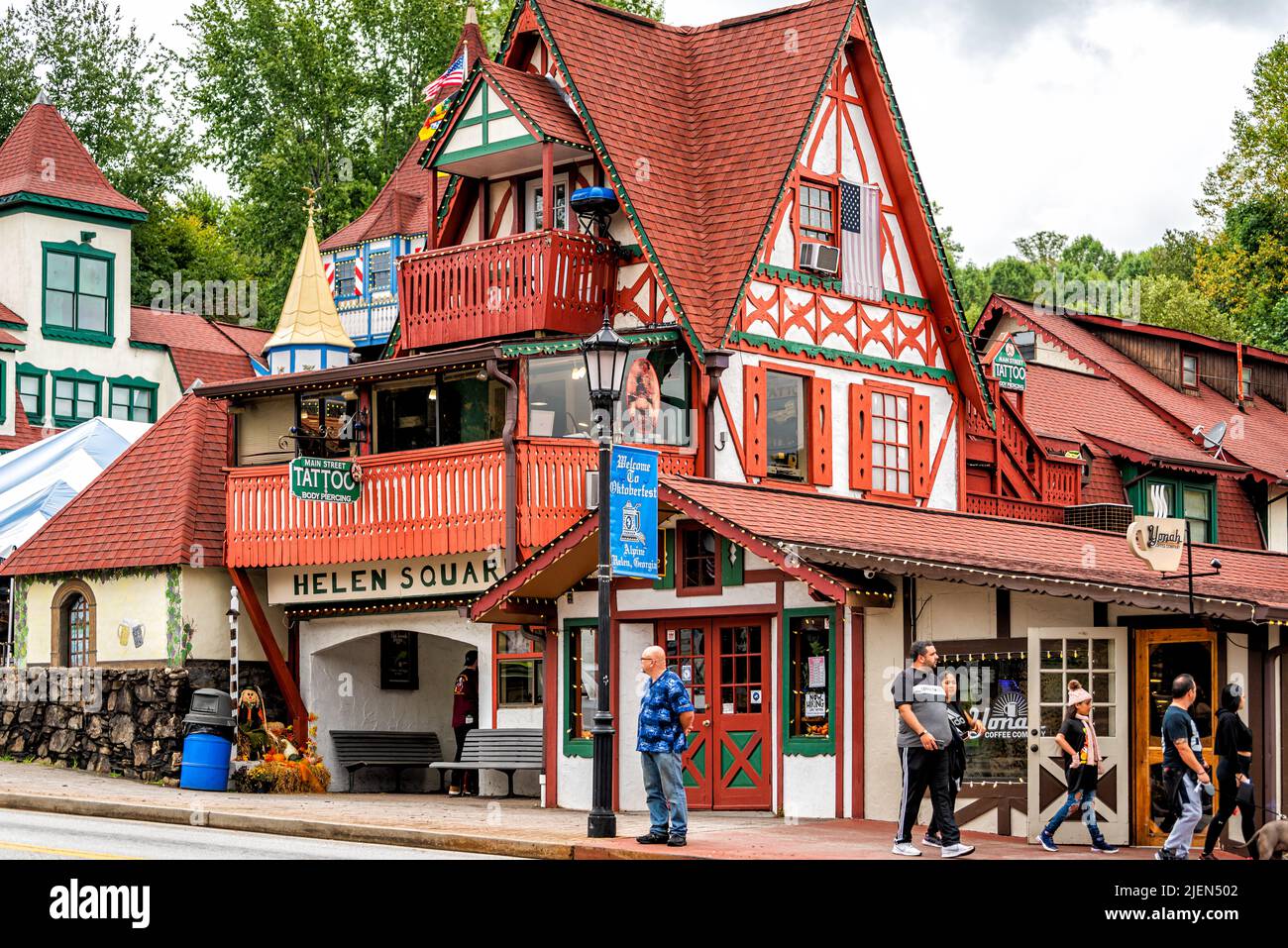 Helen, Etats-Unis - 5 octobre 2021: Helen, Géorgie village bavarois maison d'architecture traditionnelle avec panneau pour la place Helen sur la rue principale avec r Banque D'Images