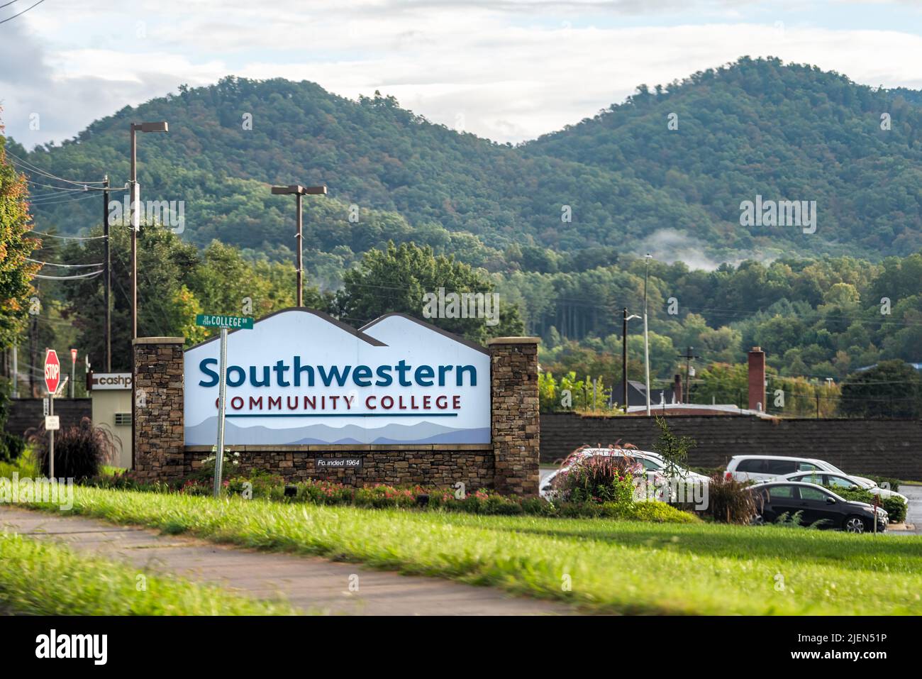 Sylva, Etats-Unis - 6 octobre 2021: Panneau d'entrée de l'université du Collège communautaire du Sud-Ouest à Sylva, Caroline du Nord, dans les grandes montagnes Smoky de Blue Ridge Banque D'Images