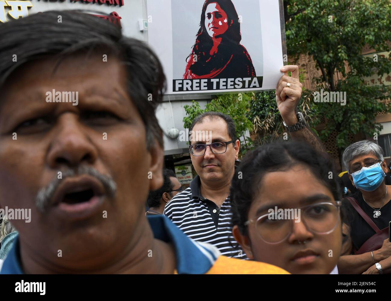 Mumbai, Inde. 27th juin 2022. Les manifestants crient des slogans au cours de la manifestation demandant la libération d'un activiste Teesta Setalvad. Teesta Setalvad, militante, a été arrêtée par la police du Gujarat contre le terrorisme Squad (ATS) de son domicile de Mumbai pour avoir fabriqué des faits, donné des témoins pour encadrer des personnes dans le cadre de 2002 cas d'émeutes au Gujarat. (Photo par Ashish Vaishnav/SOPA Images/Sipa USA) crédit: SIPA USA/Alay Live News Banque D'Images