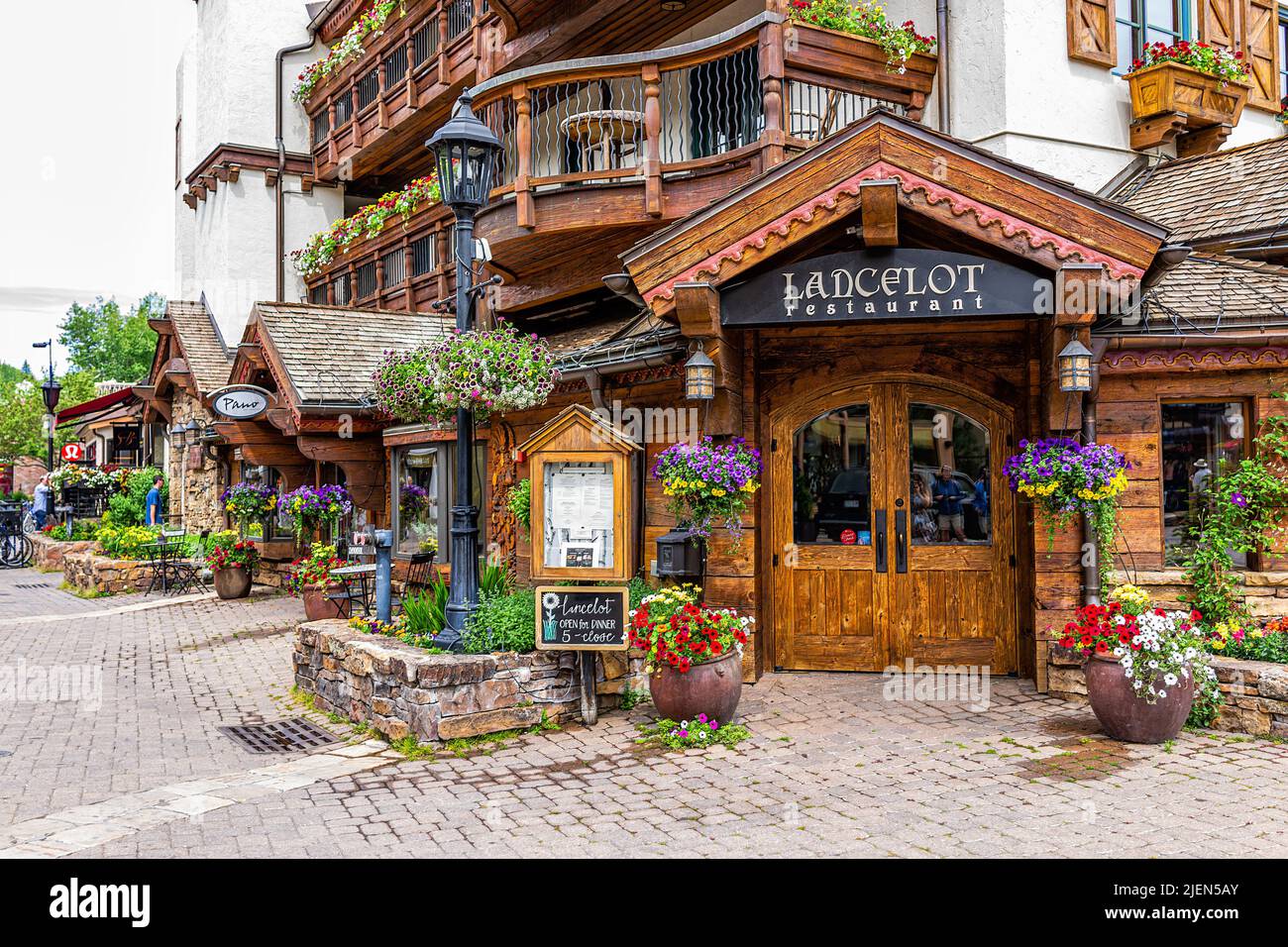 Vail, Etats-Unis - 29 juin 2019: Station balnéaire de style suisse dans les montagnes rocheuses du Colorado avec l'entrée du panneau du restaurant Lancelot près des magasins sur Gore Creek Drive Banque D'Images