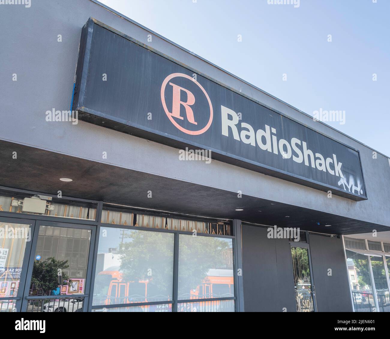 Los Angeles, CA, États-Unis – 27 juin 2022 : extérieur d'un magasin d'électronique RadioShack abandonné après la faillite de l'entreprise, Los Angeles, CA. Banque D'Images