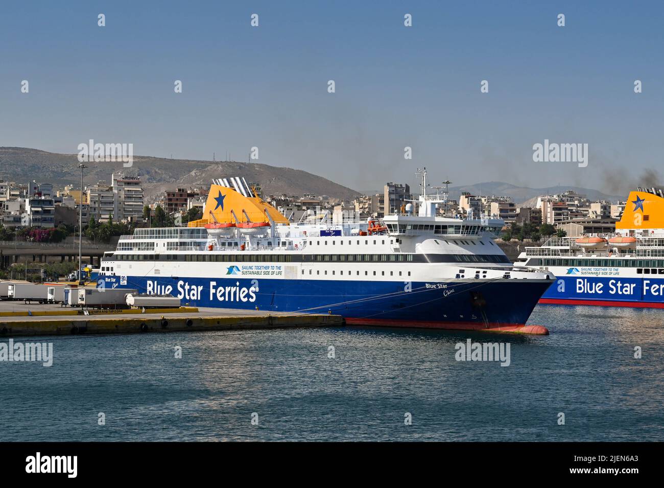 Pirée, Athènes, Grèce - juin 2022 : ferries amarrés dans le port du Pirée. Les navires sont exploités par Blue Star Ferries Banque D'Images