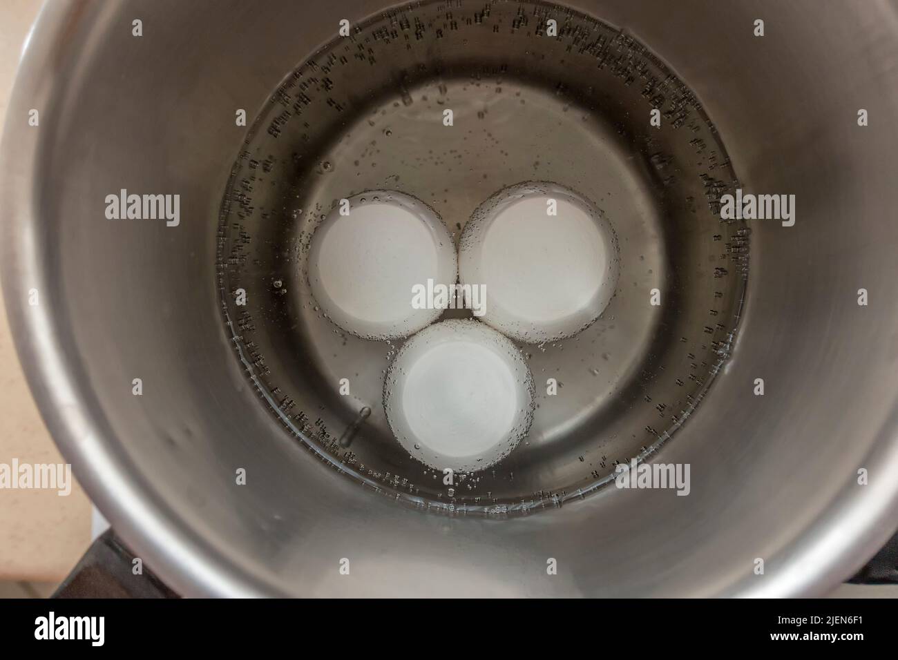 Oeufs d'ébullition dans une casserole Banque D'Images