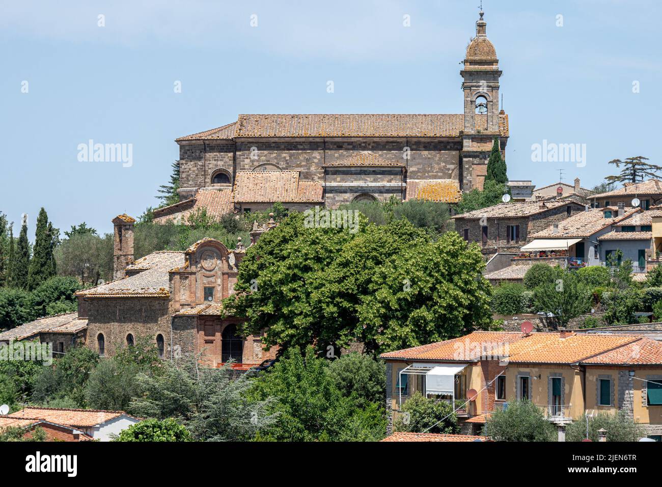 Vue sur la cathédrale de Montalcino au-dessus des toits de Toscane. Italie Banque D'Images