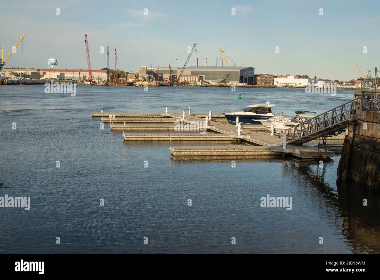 Le chantier naval est situé à Kittery, dans le Maine, juste à côté de Portsmouth, dans le New Hampshire. C'est le plus ancien chantier naval de la Marine. Ils réparent, mettent à jour et Banque D'Images