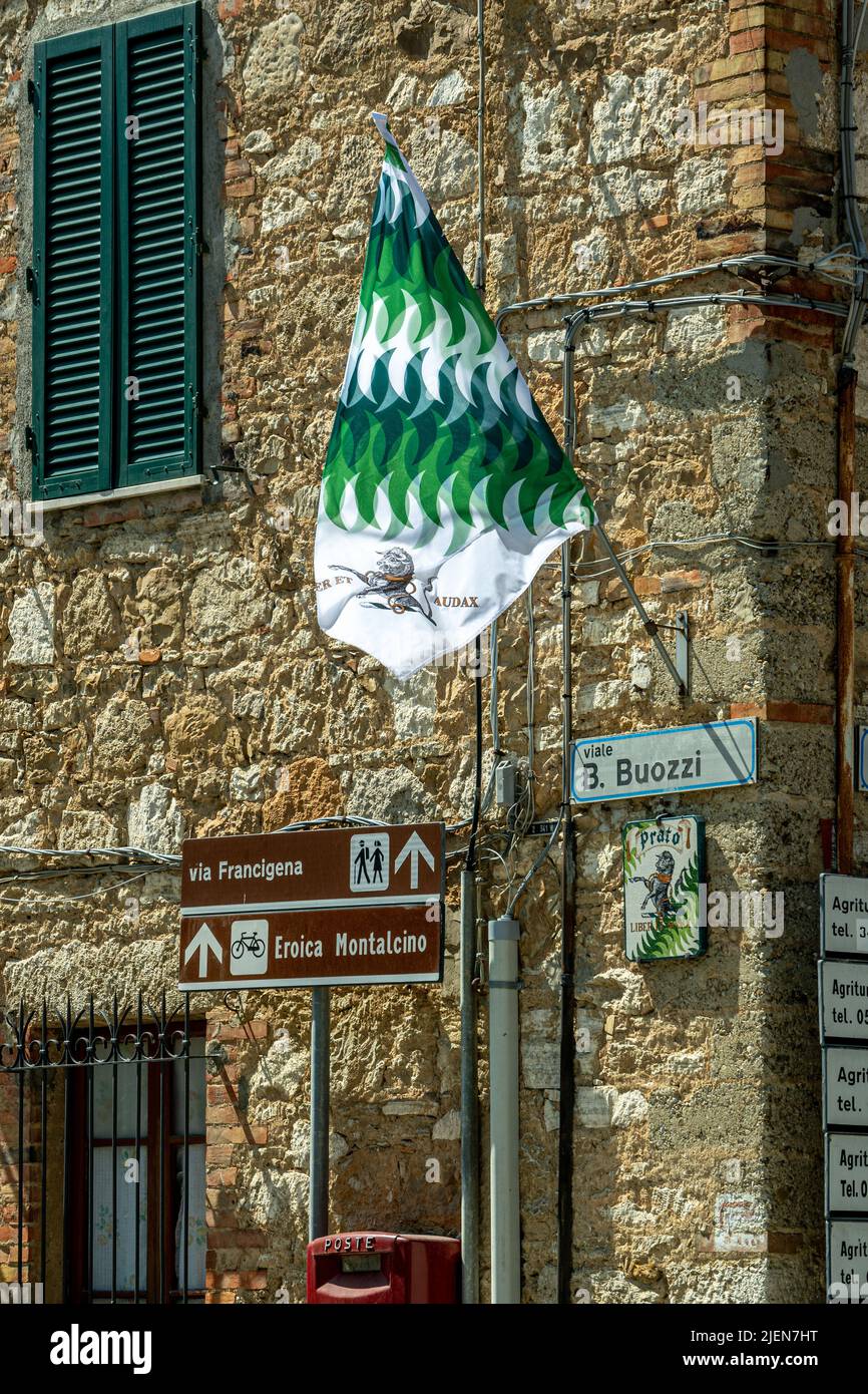 Drapeau du quartier Prato survolant un bâtiment, San Quirico d'Orcia, Toscane, Italie Banque D'Images