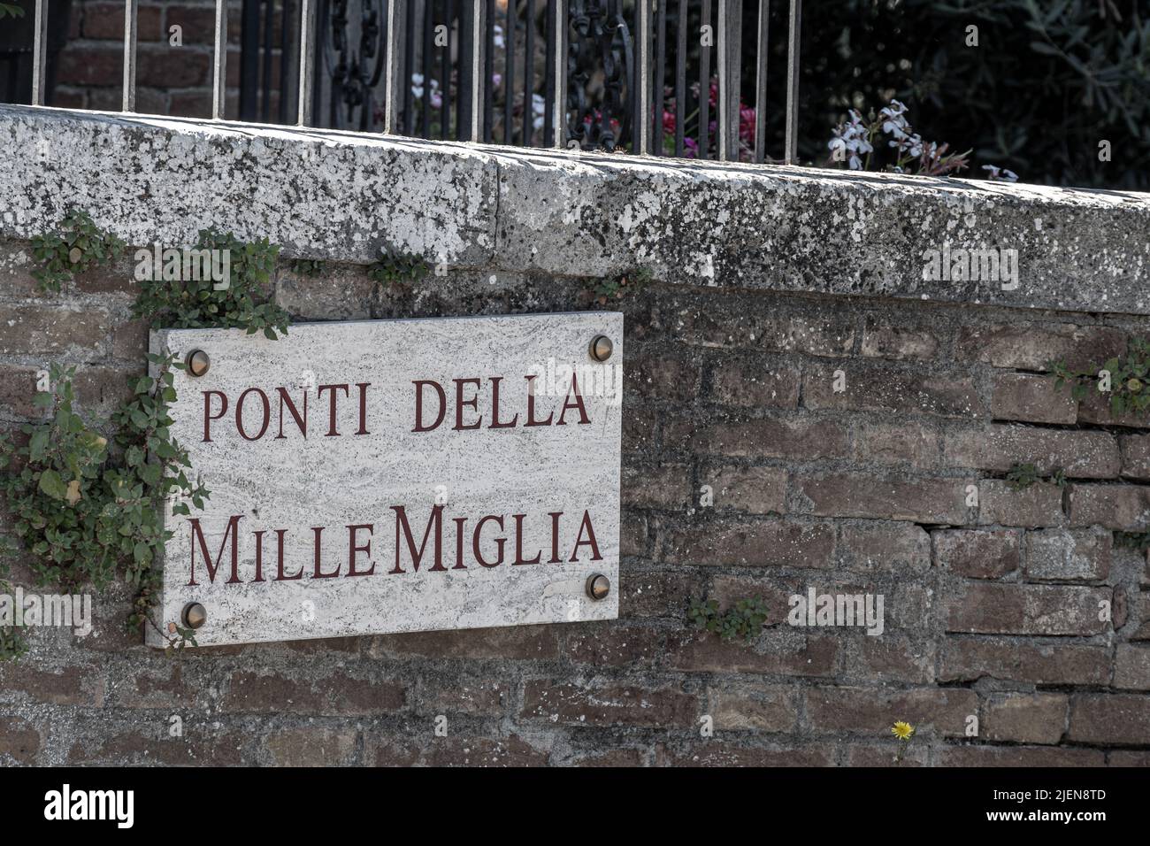 Panneau routier pour le pont point Della mille Miglia à San Quirico d'Orcia, Toscane - itinéraire de la course annuelle de la route mille Miglia Banque D'Images