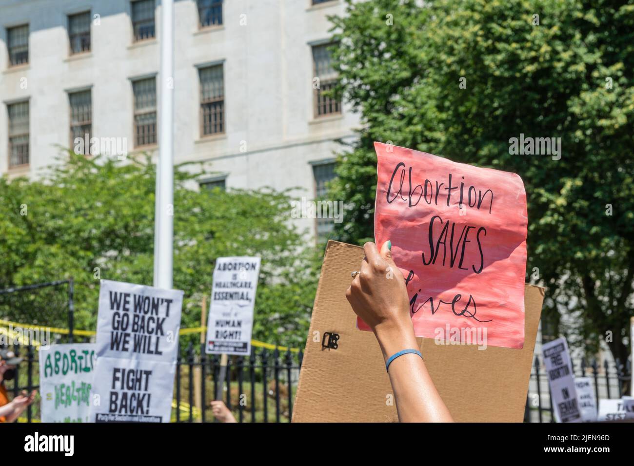 Des manifestations portant des signes favorables à l'avortement sont en manifestation en réponse à la décision de la Cour suprême qui renversa Roe c. Wade à la Maison d'État du Massachusetts Banque D'Images