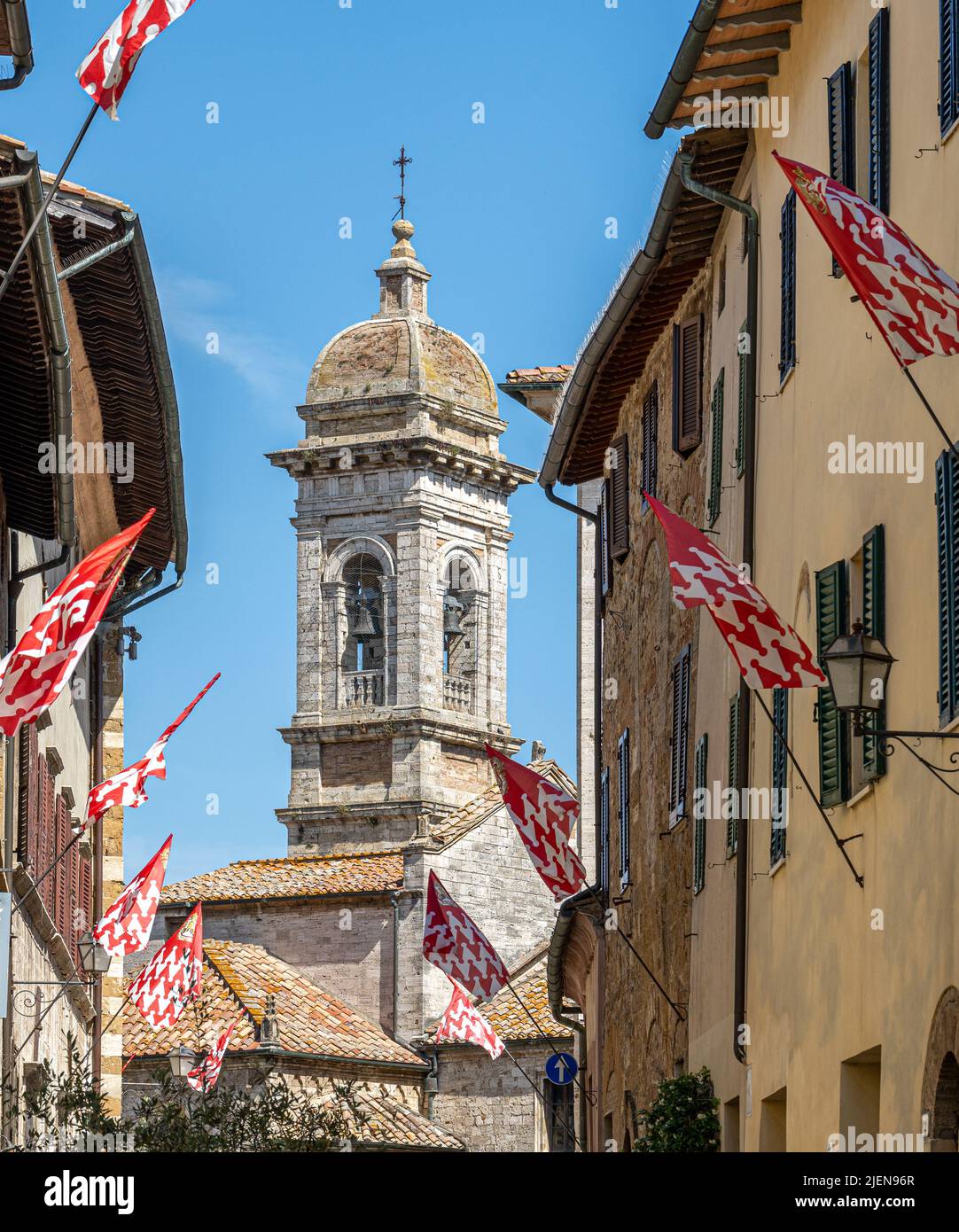 Les drapeaux locaux qui volent en face de là seront la tour de la collégiale de San Quirico d'Orcia, Toscane, Italie Banque D'Images
