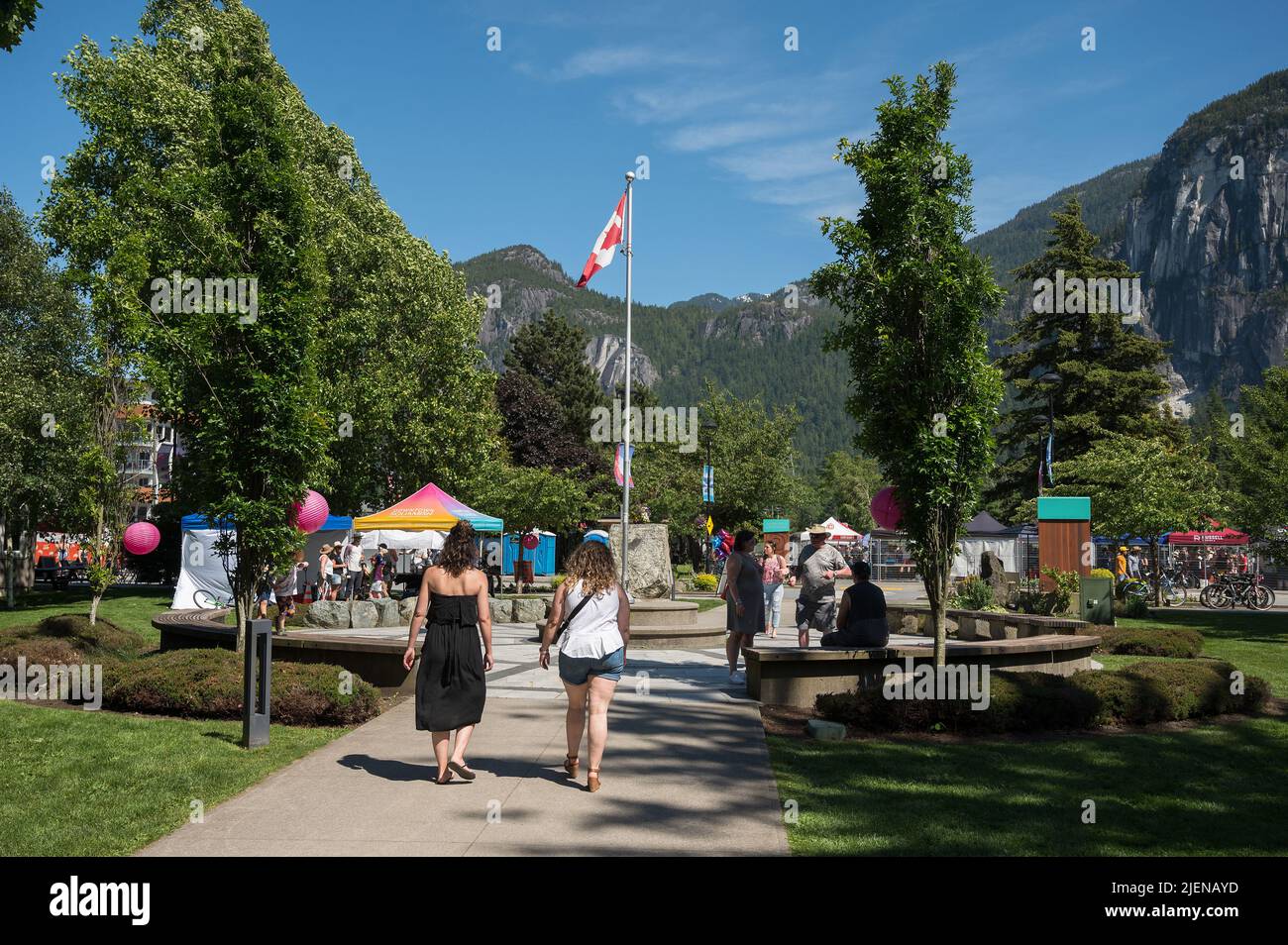 Centre-ville de Squamish BC avec le Stawamus Chief Mountain l'arrière-plan. Banque D'Images