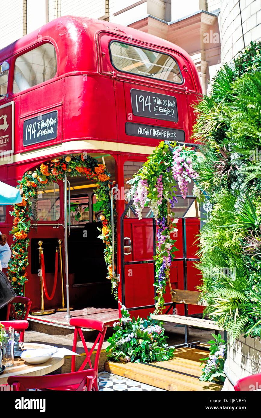 Routemaster bus, Beer Garden, The Old Bank Pub, Street, Londres, Angleterre Banque D'Images
