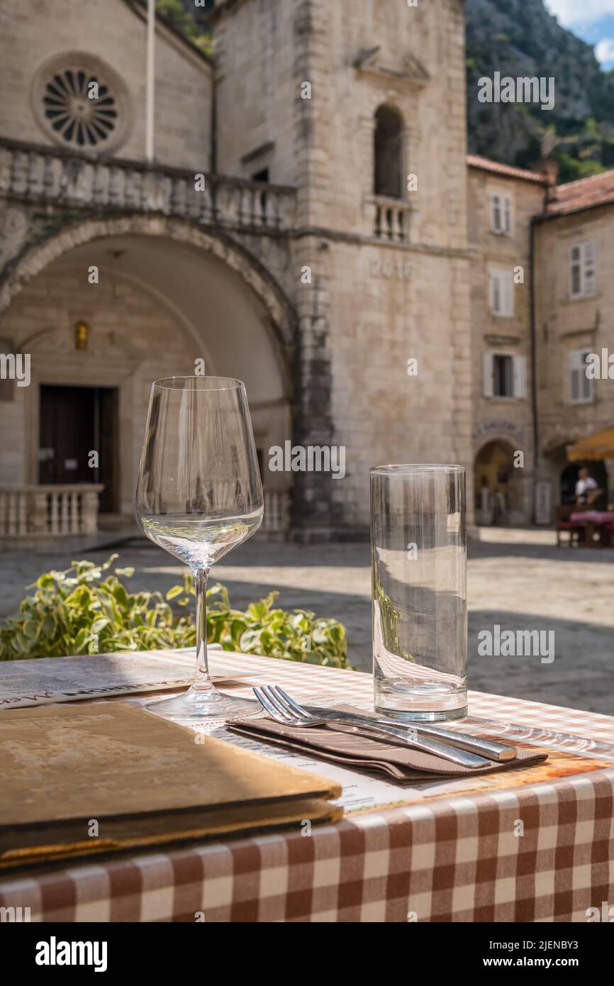 Café extérieur dans la rue sur la place de la vieille ville de Kotor au Monténégro Banque D'Images