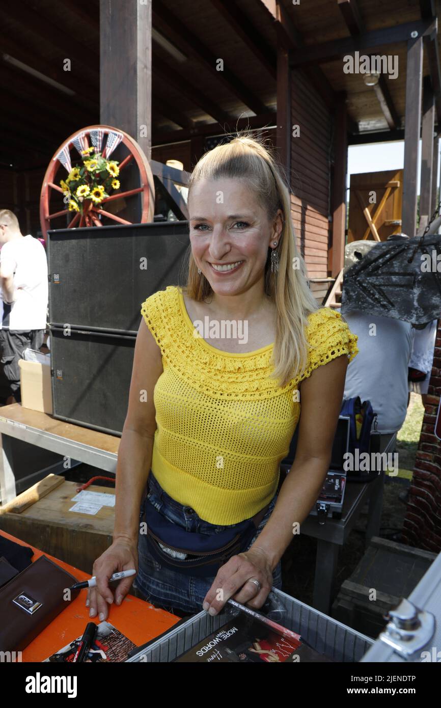 Stefanie Hertel von plus que des mots vivent beim 25. Countryfest auf der Forest Village Ranch. Daubitz-Walddorf, 26.06.2022 Banque D'Images