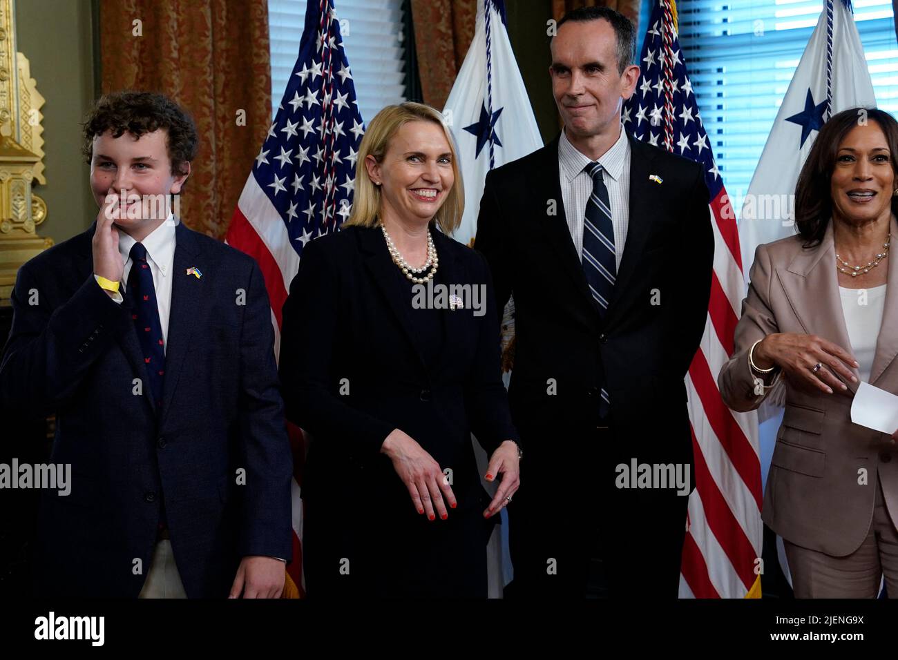 Bridget Brink avec les membres de sa famille réagit après avoir été assermentée par le vice-président américain Kamala Harris (R) en tant qu'ambassadeur des États-Unis en Ukraine au bureau de cérémonie à la Maison Blanche sur 27 juin 2022. Photo de Yuri Gripas/ABACAPRESS.COM Banque D'Images