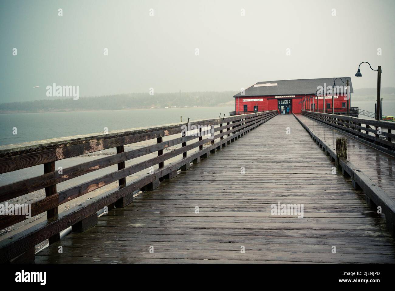 Vue depuis Coupeville Washington sur l'île Whidbey avec jetée et bâtiment historique en vue, par temps de pluie Banque D'Images